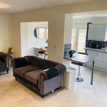 Modern Family Home With Off-Road Parking Cardiff Bagian luar foto