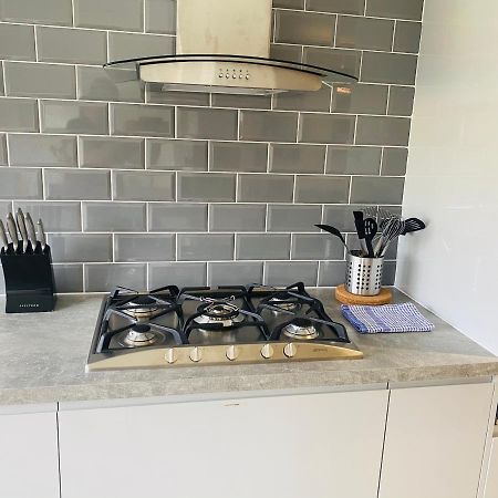 Modern Family Home With Off-Road Parking Cardiff Bagian luar foto