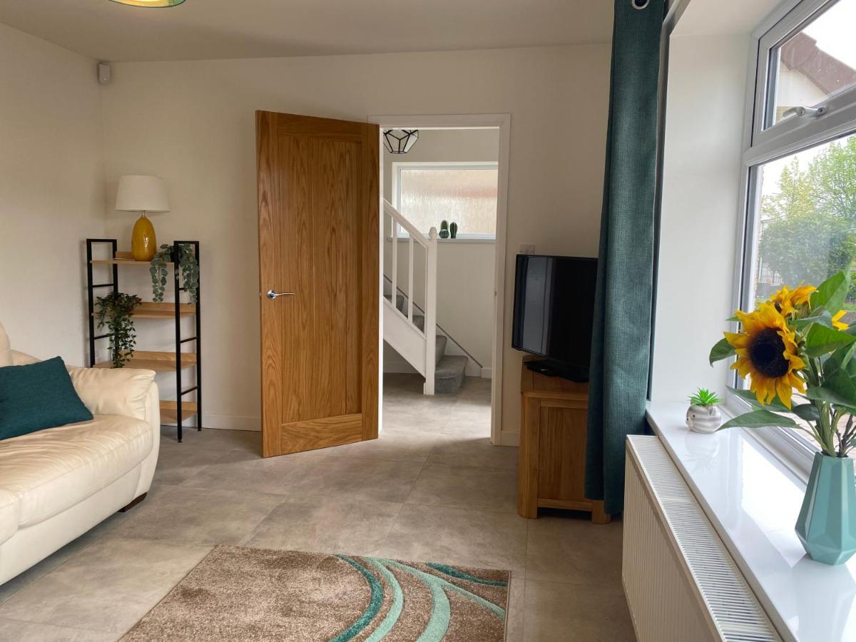 Modern Family Home With Off-Road Parking Cardiff Bagian luar foto
