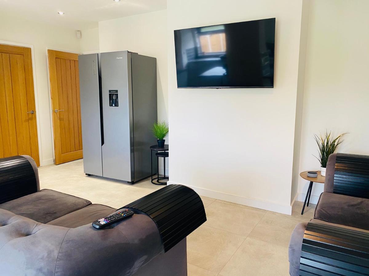 Modern Family Home With Off-Road Parking Cardiff Bagian luar foto